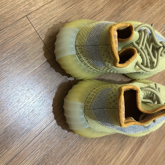 Yeezy worn twice. No box included. In great condition - Picture 3 of 5